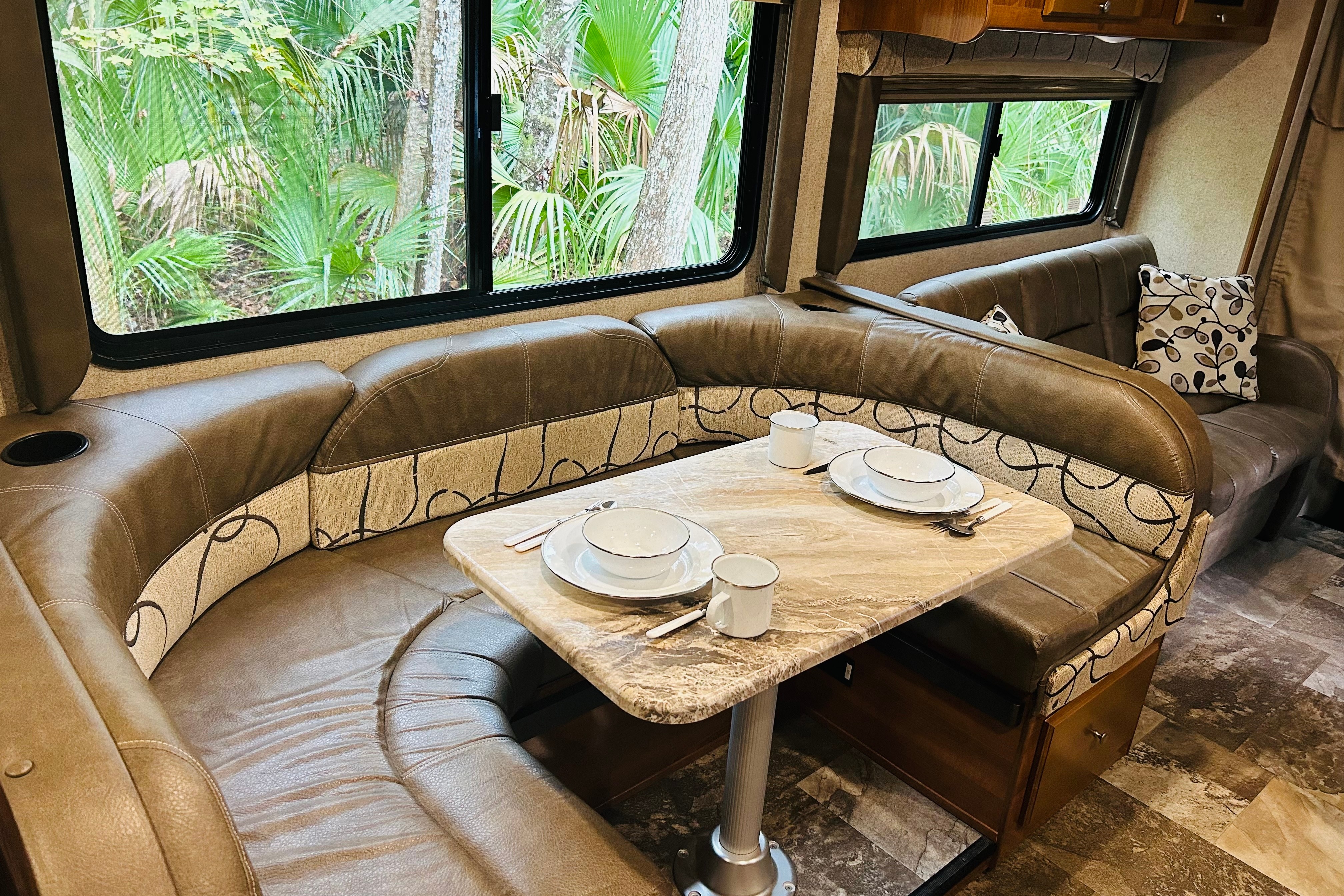 Cozy, Spacious, Wallet-Friendly Getaway + Lavish Amenities - 125 Miles/Day