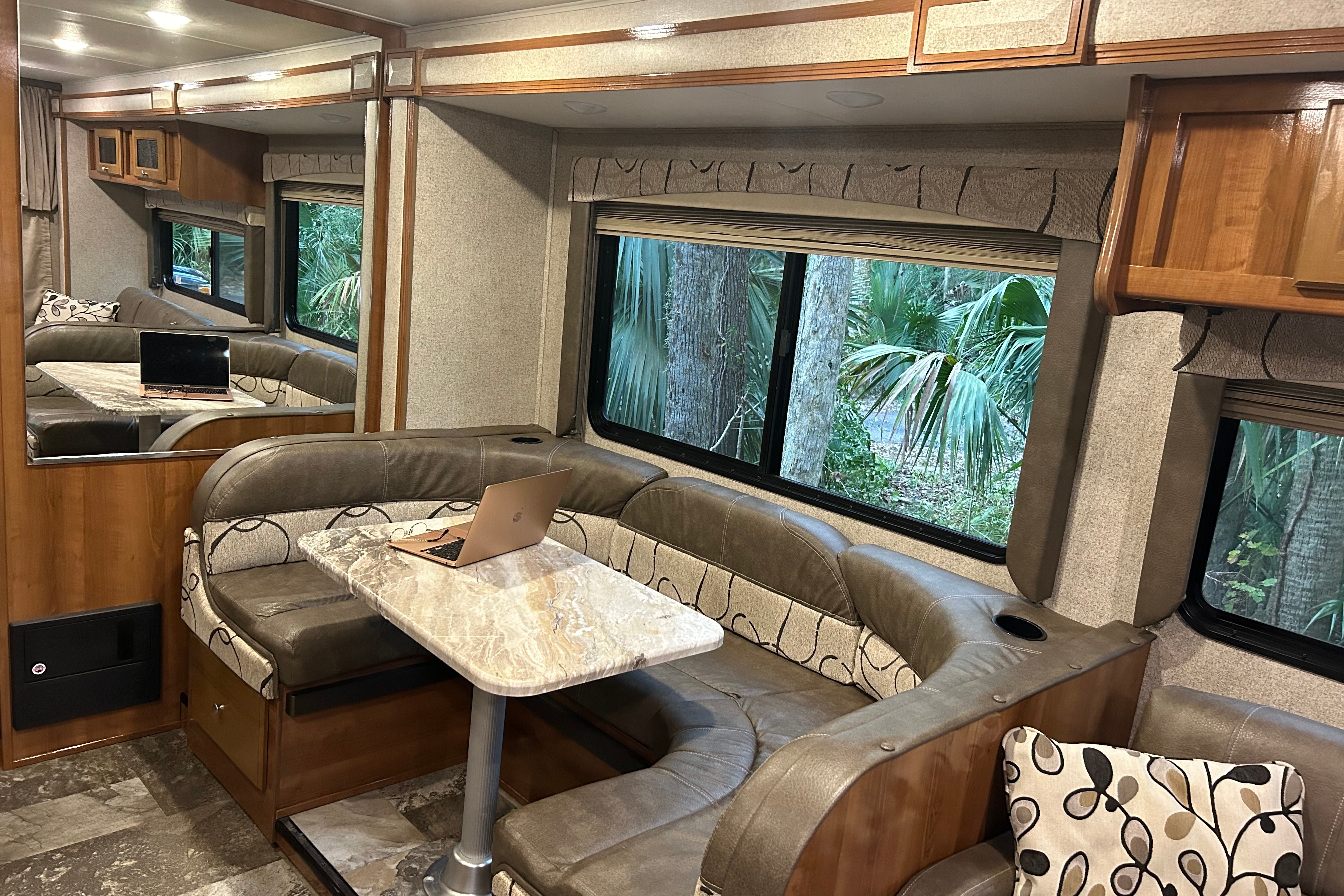 Cozy, Spacious, Wallet-Friendly Getaway + Lavish Amenities - 125 Miles/Day