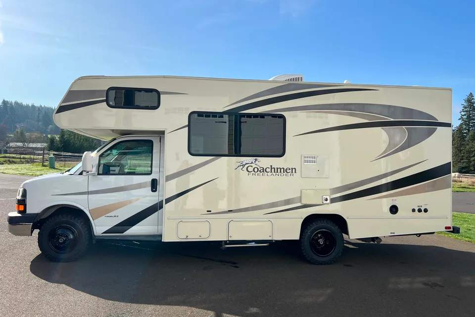 Ovi's Coachmen Freelander 21QB Class C