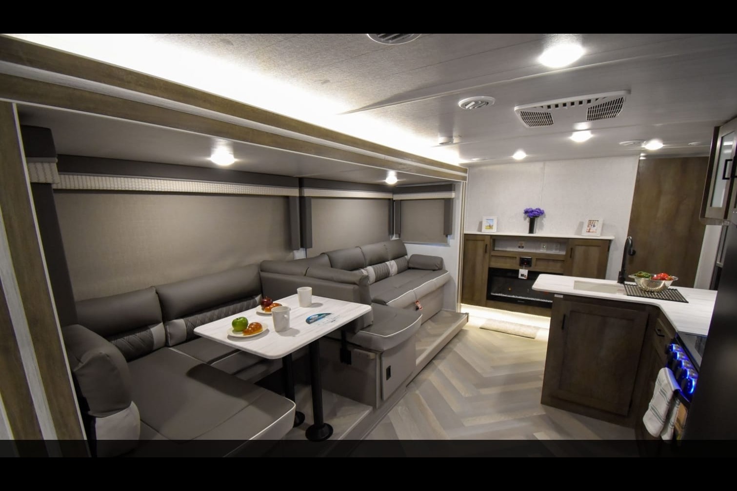 2023 Wildwood Xlite 263BHXL Travel Trailer