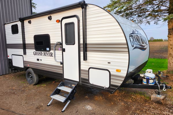 Blair's Grand River 22MB Travel Trailer