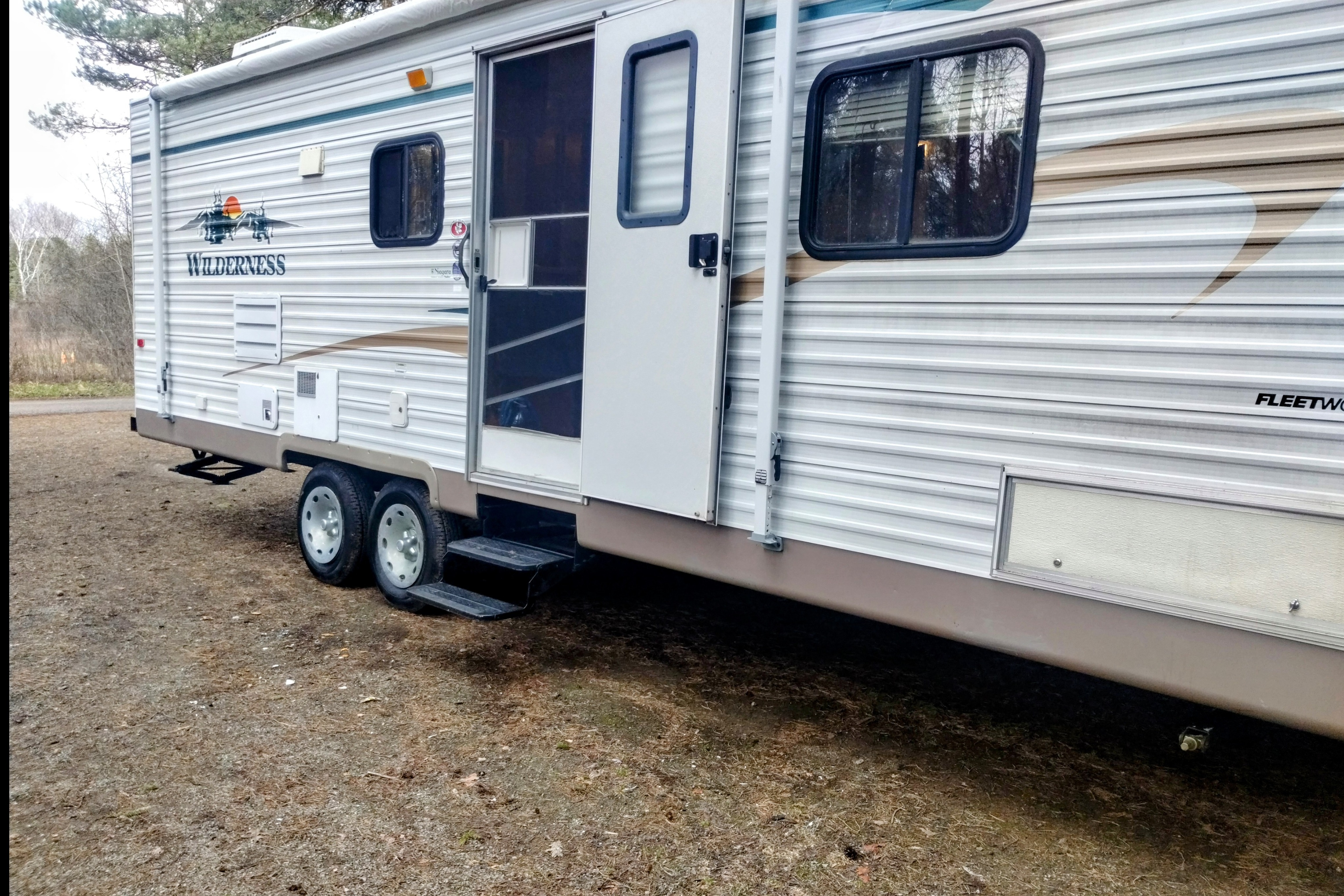 Stacey's Fleetwood 28x Travel Trailer