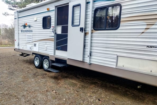 Stacey's Fleetwood 28x Travel Trailer