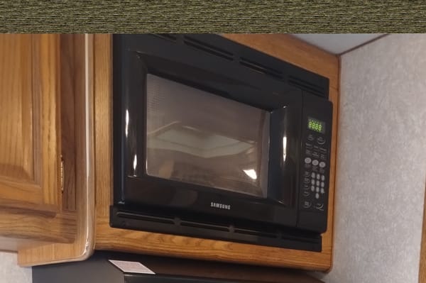Stacey's Fleetwood 28x Travel Trailer