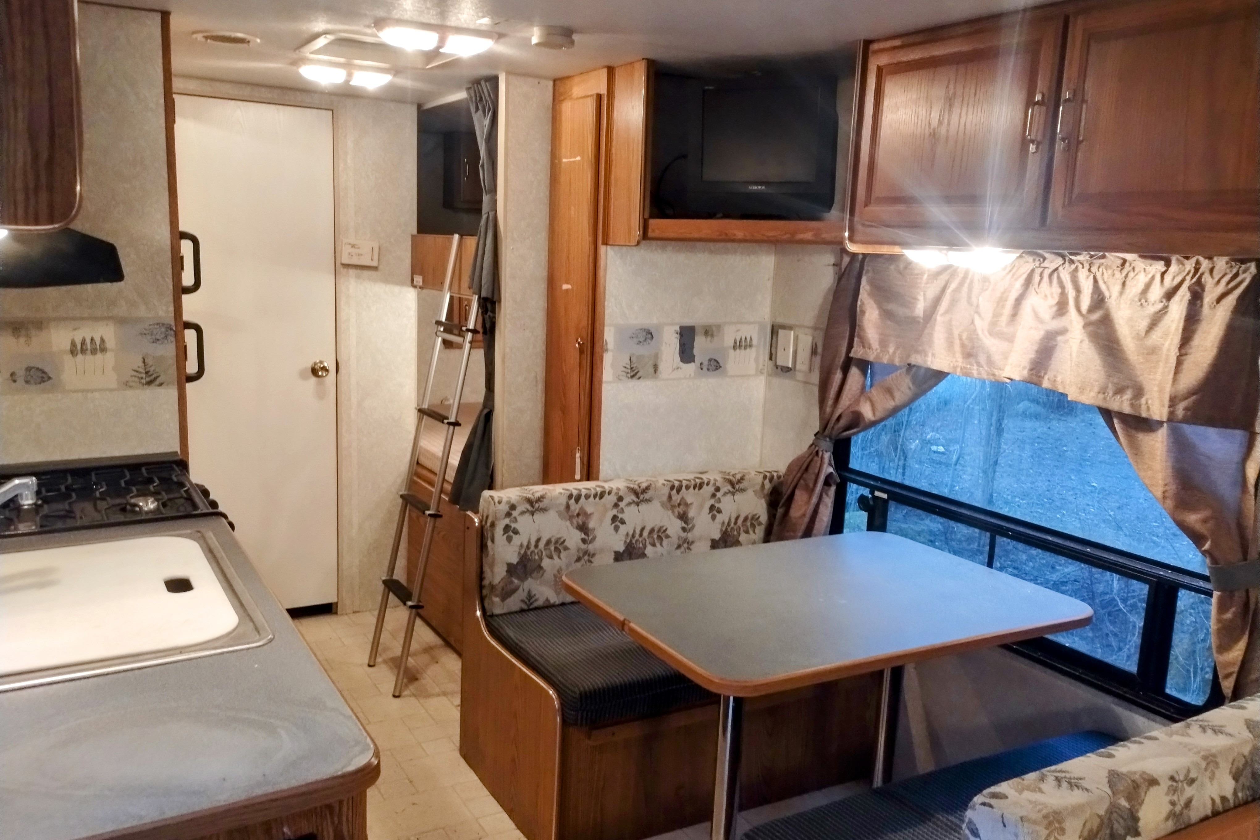 Stacey's Fleetwood 28x Travel Trailer