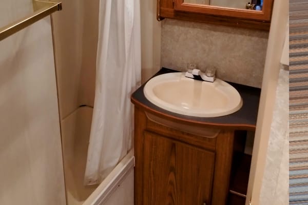 Stacey's Fleetwood 28x Travel Trailer