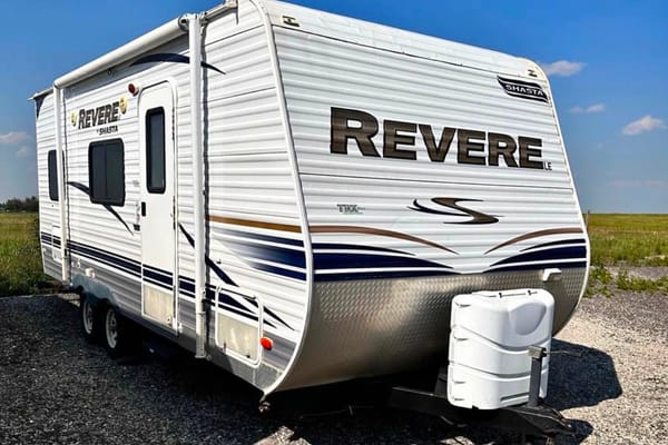 Rey’s Shasta Revere Travel Trailer 7 Sleeps for Family