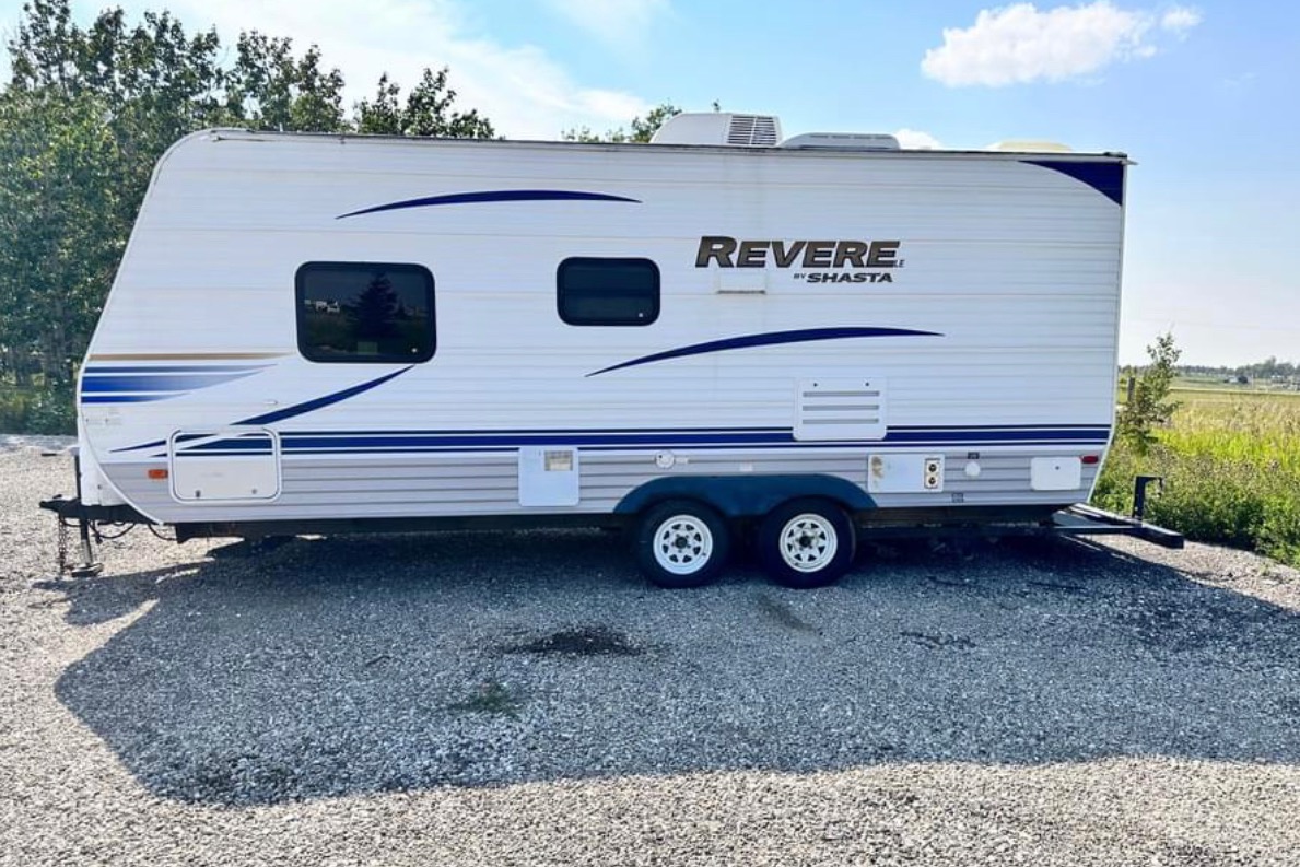 Rey’s Shasta Revere Travel Trailer 7 Sleeps for Family