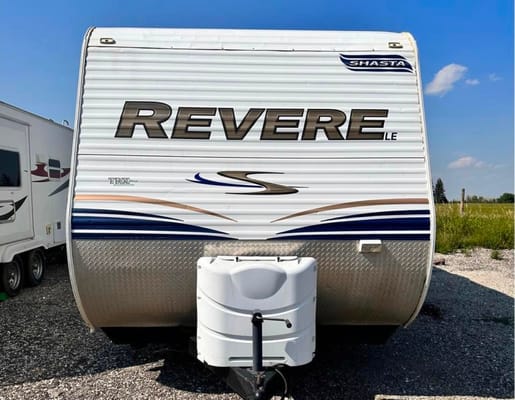 Rey’s Shasta Revere Travel Trailer 7 Sleeps for Family