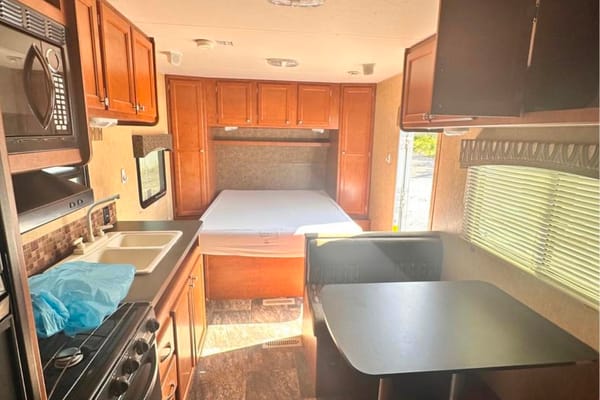 Rey’s Shasta Revere Travel Trailer 7 Sleeps for Family