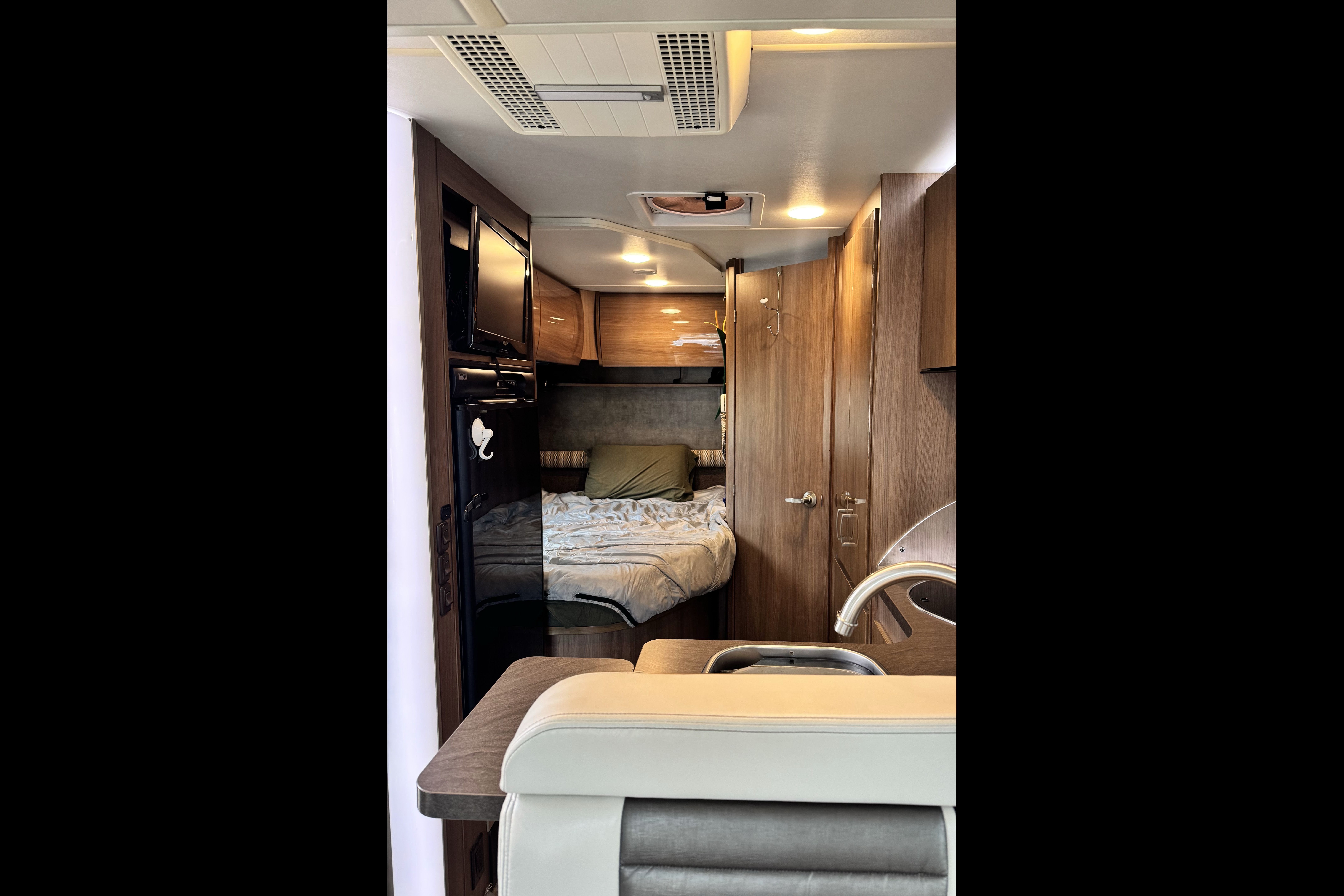 Itasca Viva! 23L — European Chic on Wheels, Ultimate Gas-Sipping, Couple’s Getaway, Class B+