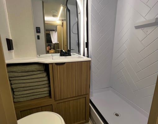 Nomadic Nature Rentals w Luxury Amenities (Mickey)