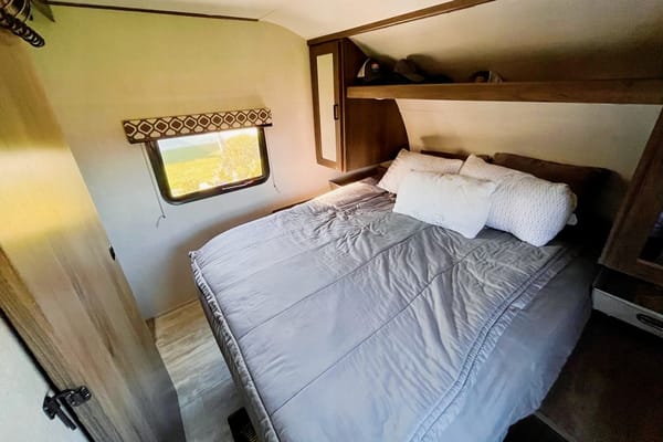 Cozy Coast Getaway: 2021 Tracer 27BHS
