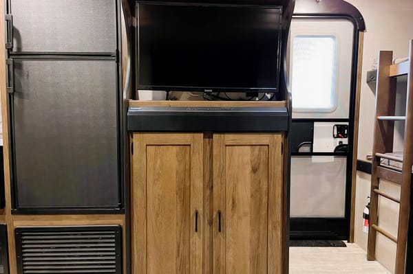Cozy Coast Getaway: 2021 Tracer 27BHS