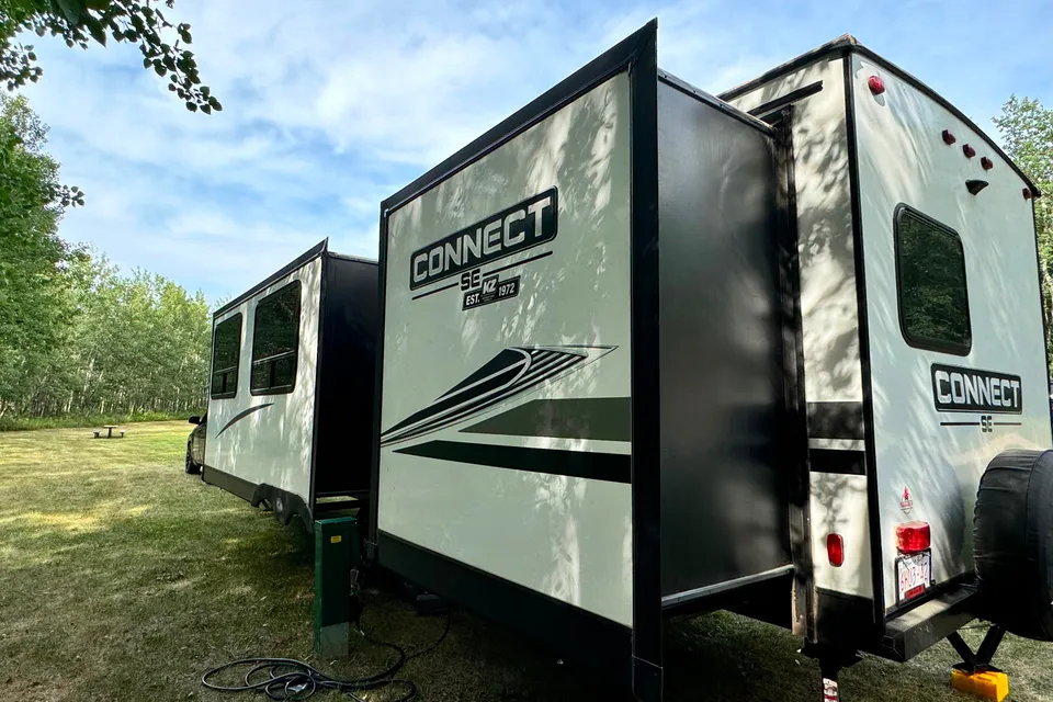 2022 Connect SE Travel Trailer with BUNKHOUSE & Luxury Amenities