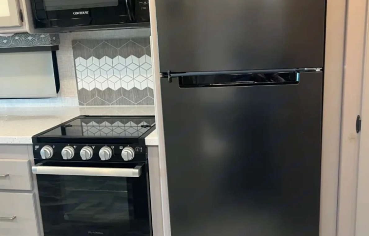 A6*NEW*Thor Windsport 8-SLEEPER-WiFi-KING BED-2 SlideOut Huge Rooms-WOW!!
