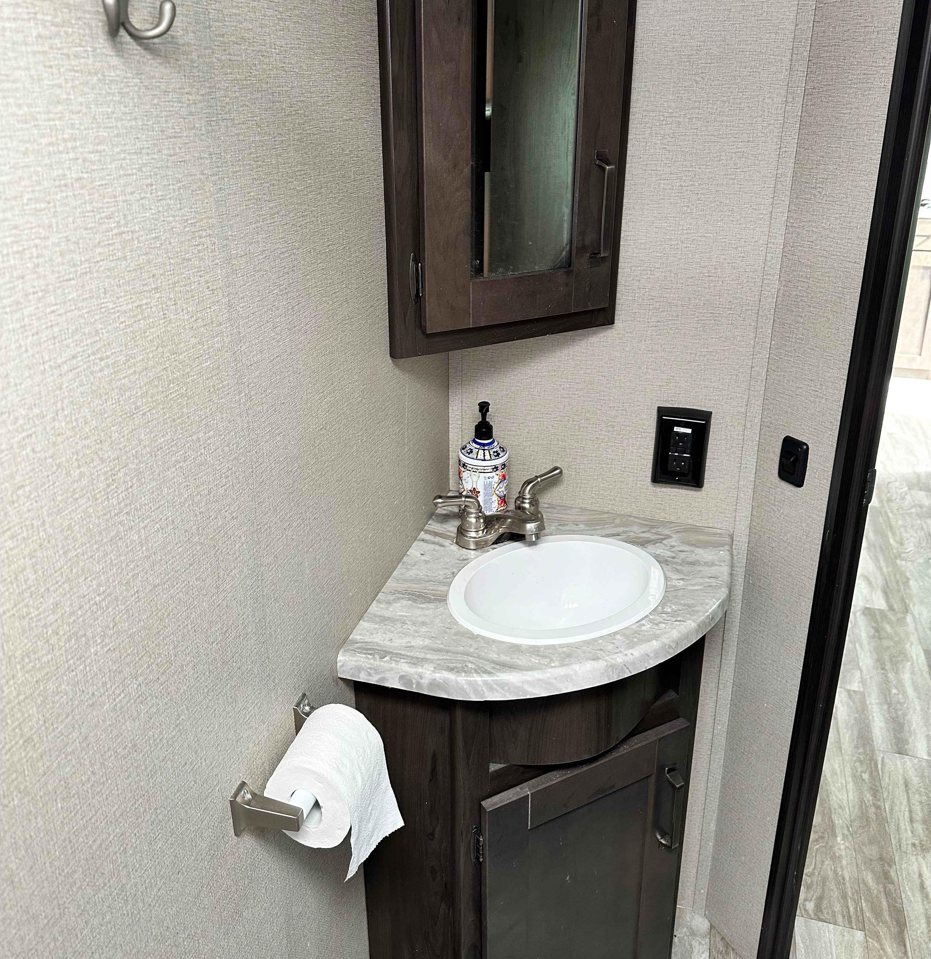 Chris's 2022 Grand Design Transcend Explor  261BH Travel Trailer