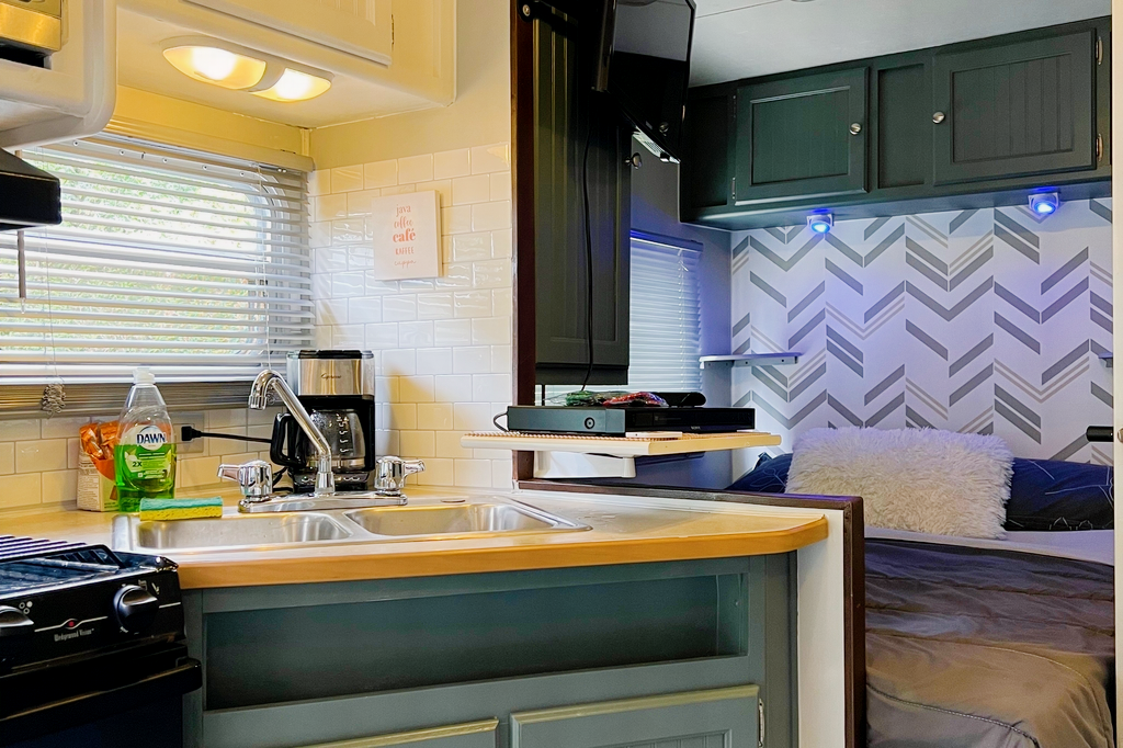 Gina's Dutchmen sport  2004 Travel Trailer