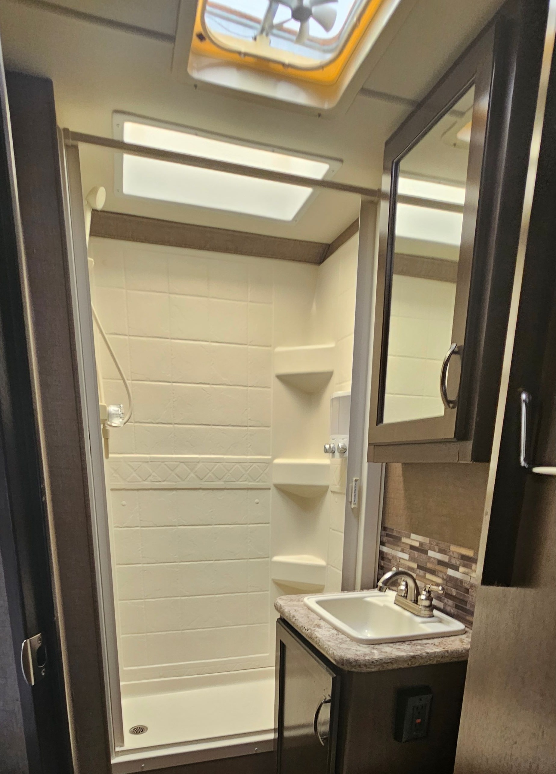 [37] Stress Free RVs - 2017 Compact Class C - Easy to Drive
