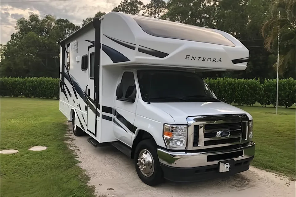 Brand New, Fun and Easy to handle! Entegra Odyssey! 24' and easy to handle SE Class C