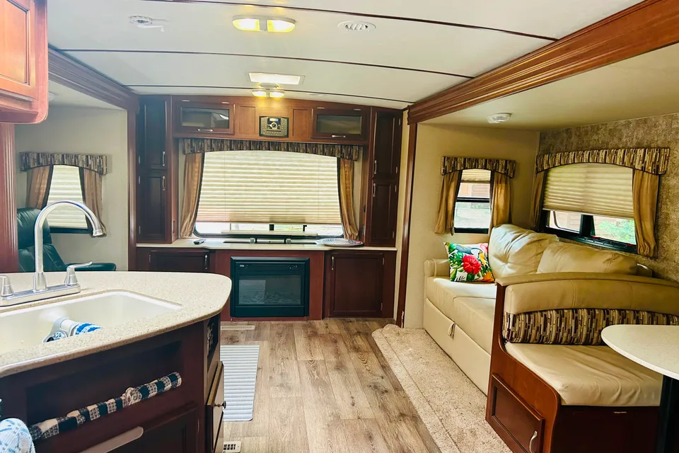*Turn key* Fully loaded Luxury Rental*  32’ Sunvalley *Delivery Only