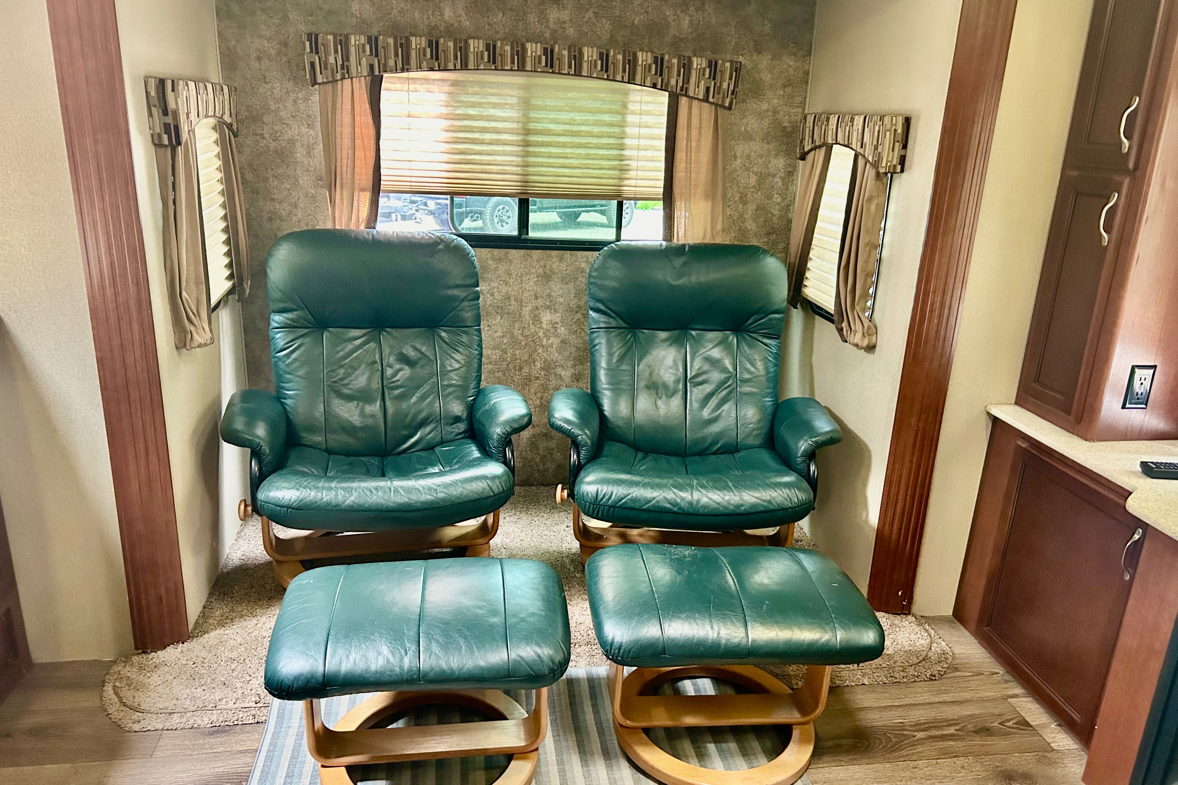 *Turn key* Fully loaded Luxury Rental*  32’ Sunvalley *Delivery Only