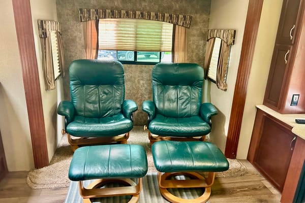*Turn key* Fully loaded Luxury Rental* 32’ Sunvalley *Delivery Only