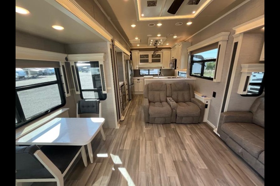 BEACON Upscale w/ King Bed, Residential Kitchen 1.5 Baths & W/D