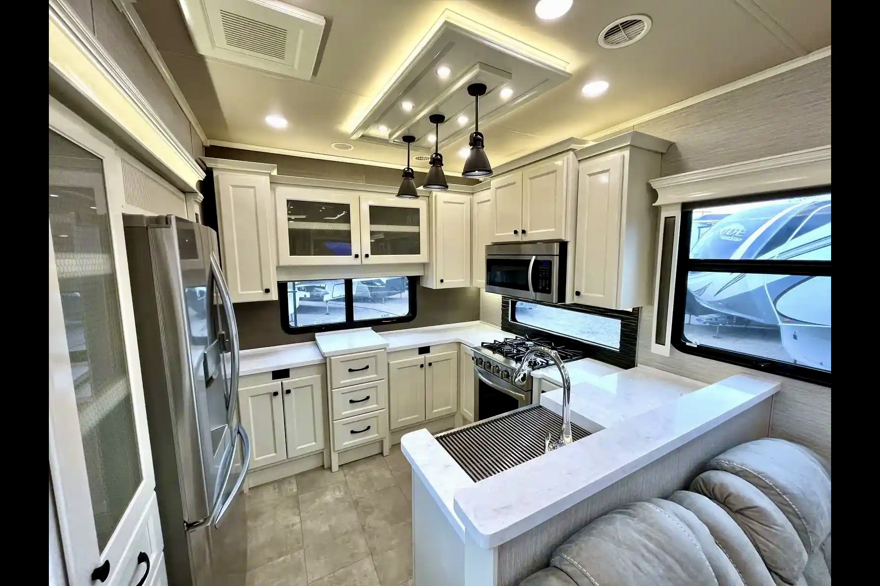 BEACON Upscale w/ King Bed, Residential Kitchen 1.5 Baths & W/D