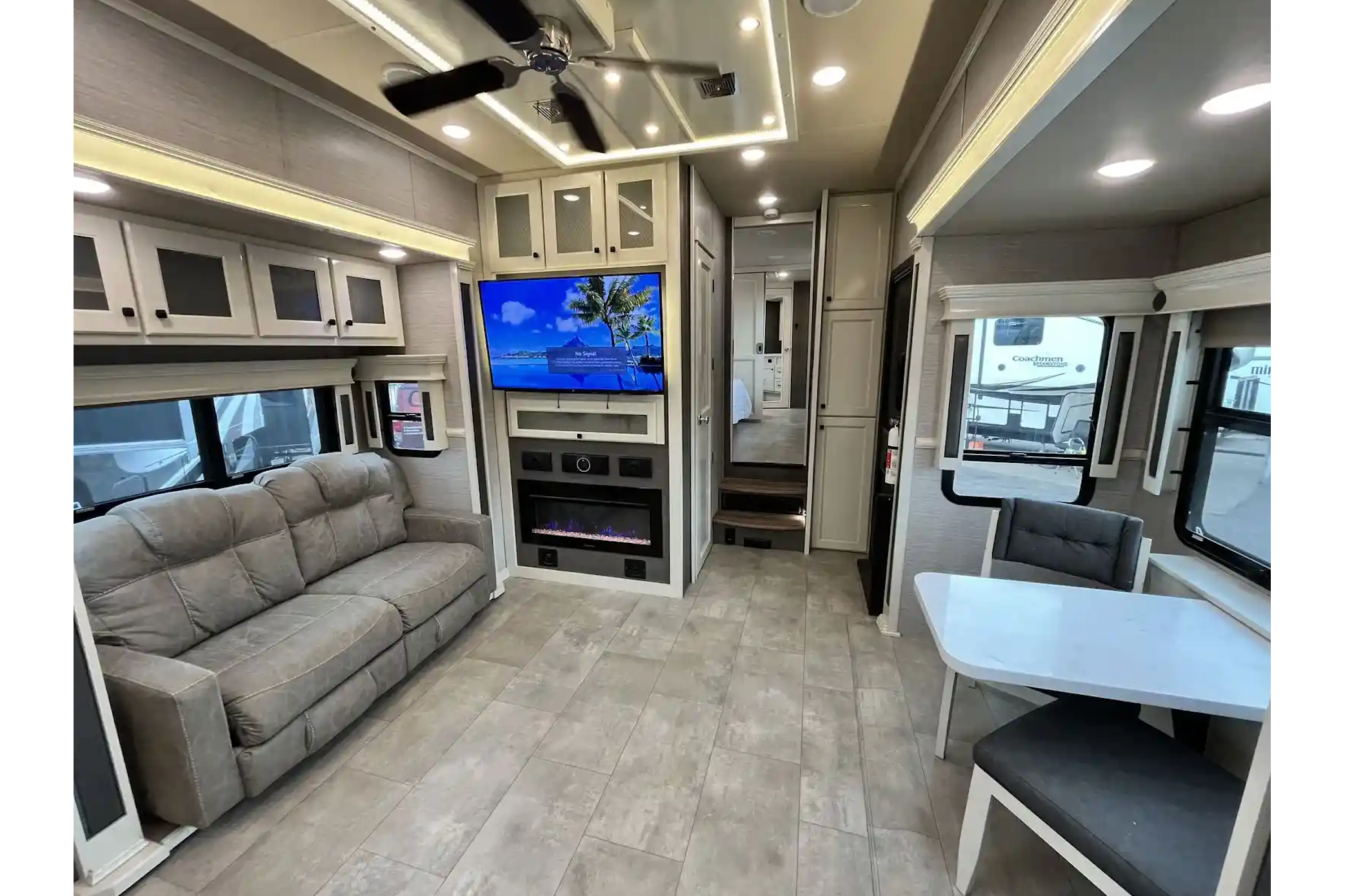 BEACON Upscale w/ King Bed, Residential Kitchen 1.5 Baths & W/D