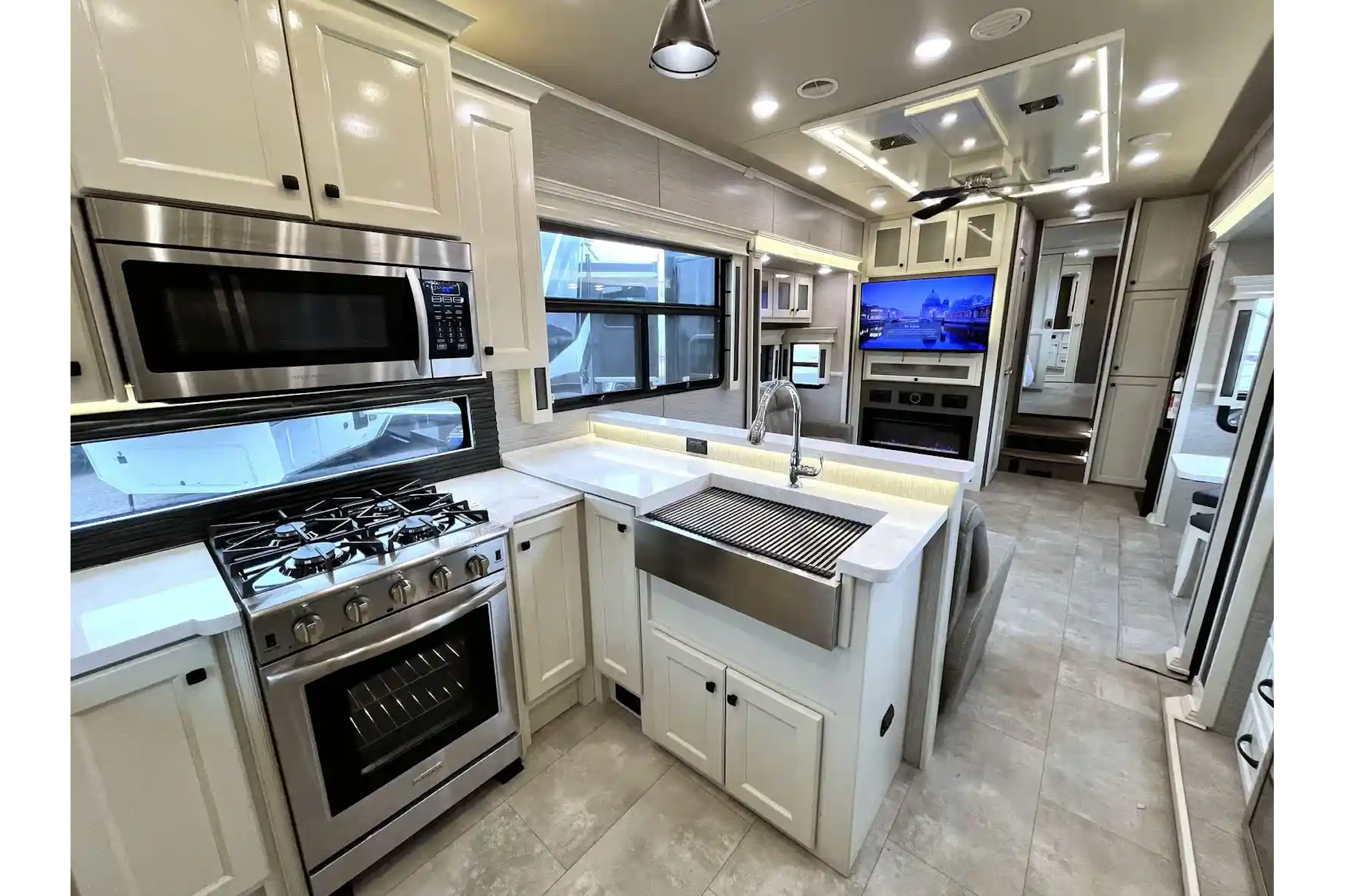 BEACON Upscale w/ King Bed, Residential Kitchen 1.5 Baths & W/D