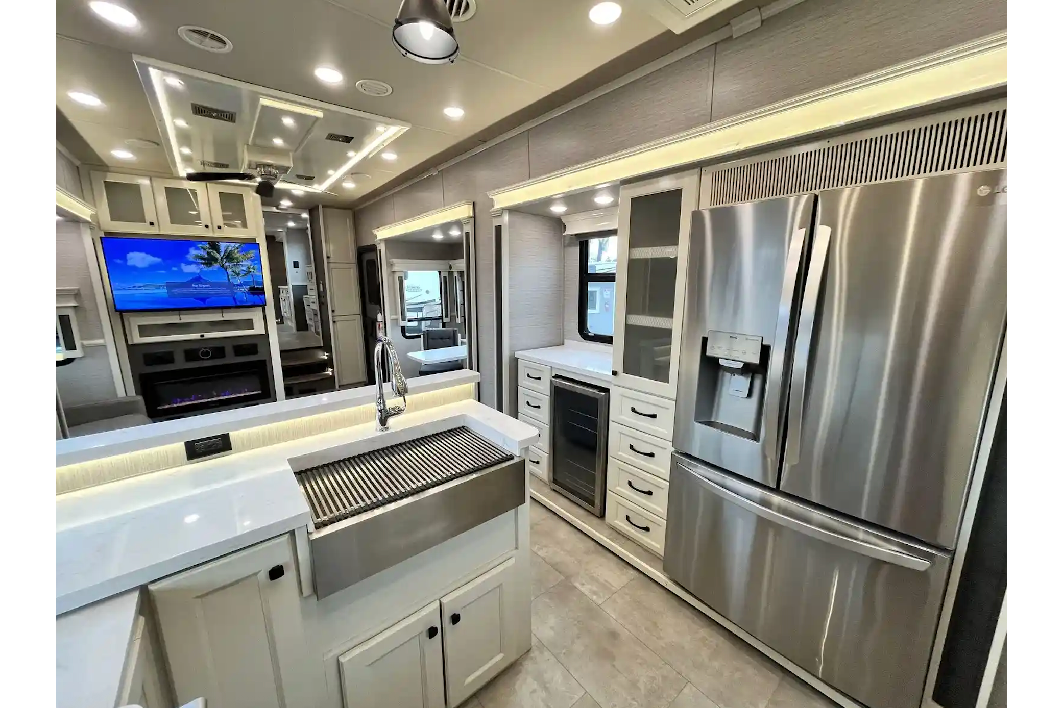 BEACON Upscale w/ King Bed, Residential Kitchen 1.5 Baths & W/D