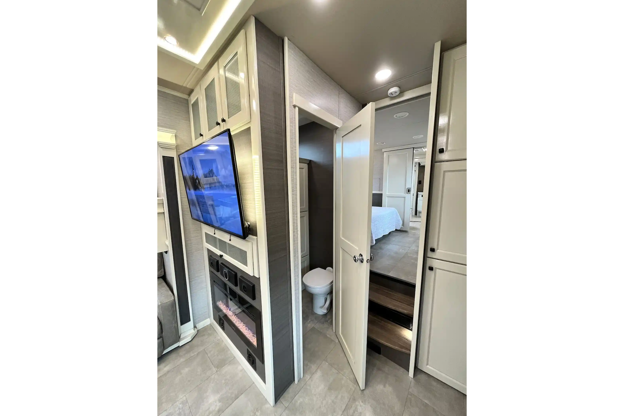 BEACON Upscale w/ King Bed, Residential Kitchen 1.5 Baths & W/D