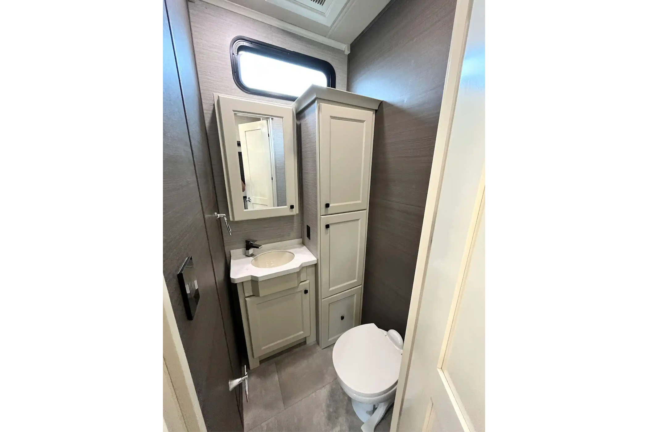 BEACON Upscale w/ King Bed, Residential Kitchen 1.5 Baths & W/D