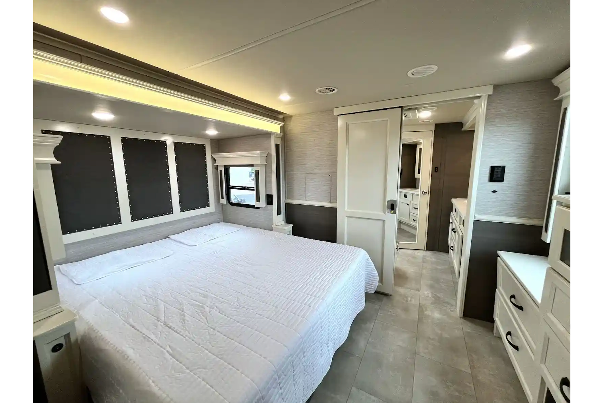 BEACON Upscale w/ King Bed, Residential Kitchen 1.5 Baths & W/D