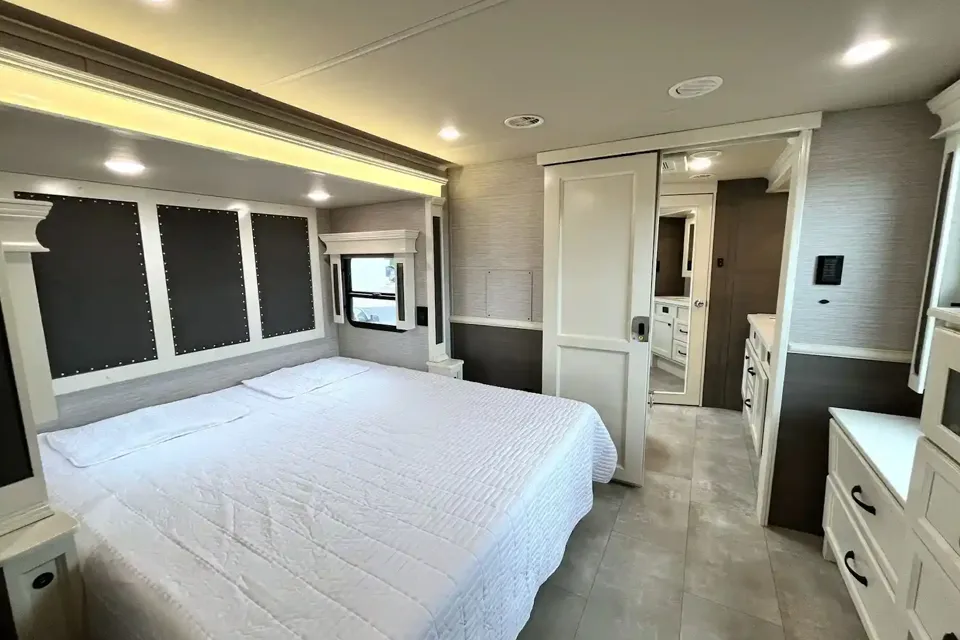 BEACON Upscale w/ King Bed, Residential Kitchen 1.5 Baths & W/D