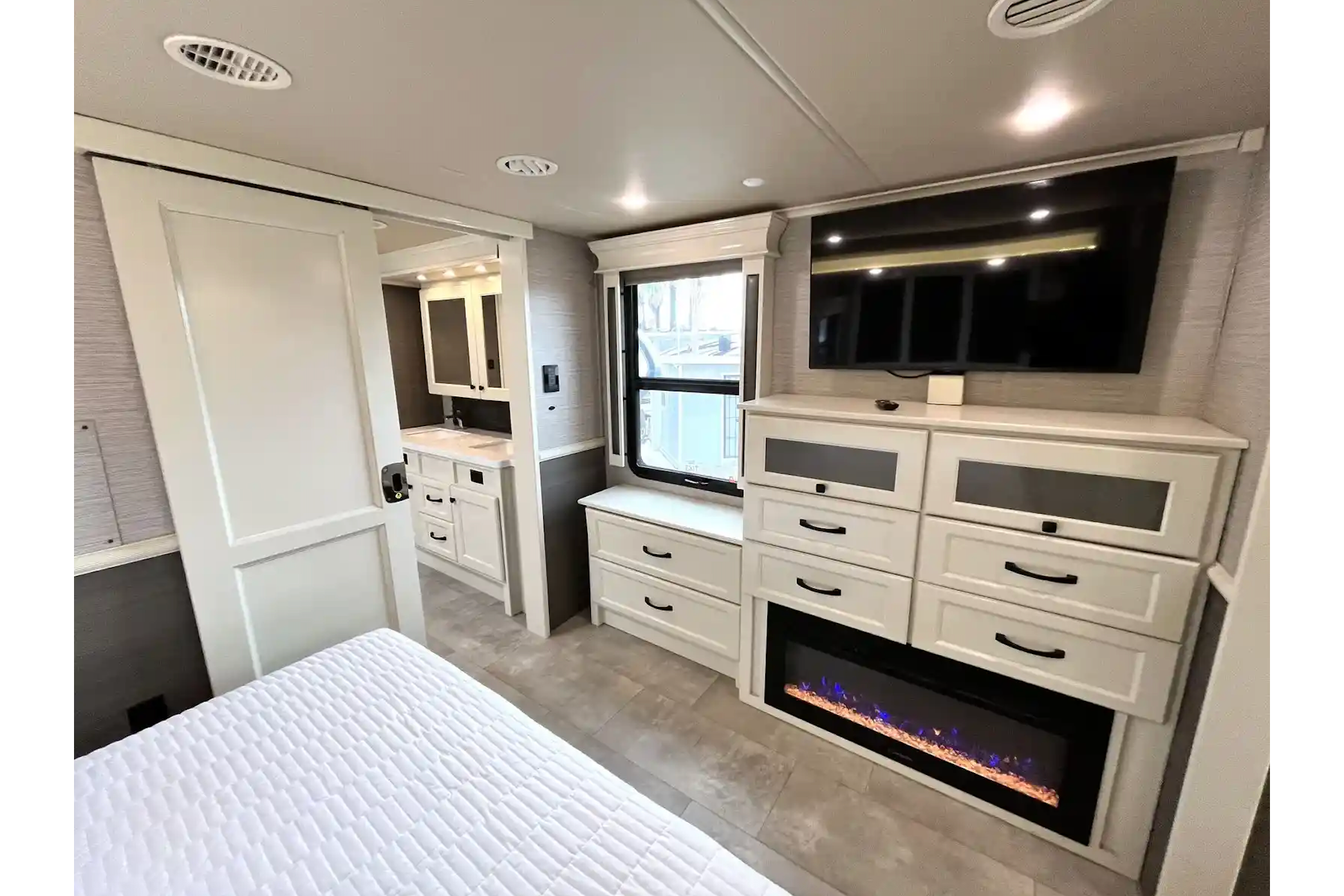 BEACON Upscale w/ King Bed, Residential Kitchen 1.5 Baths & W/D