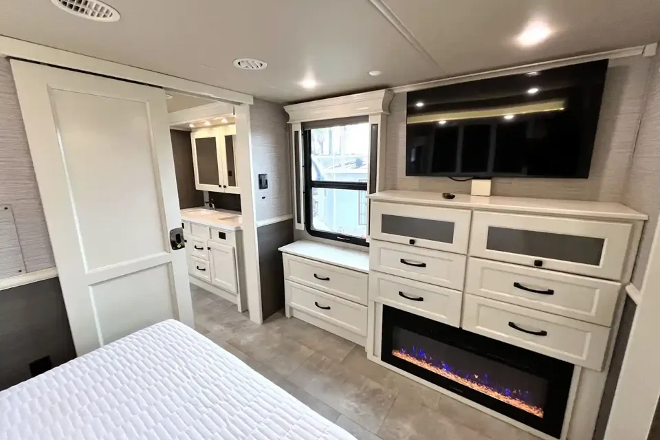 BEACON Upscale w/ King Bed, Residential Kitchen 1.5 Baths & W/D