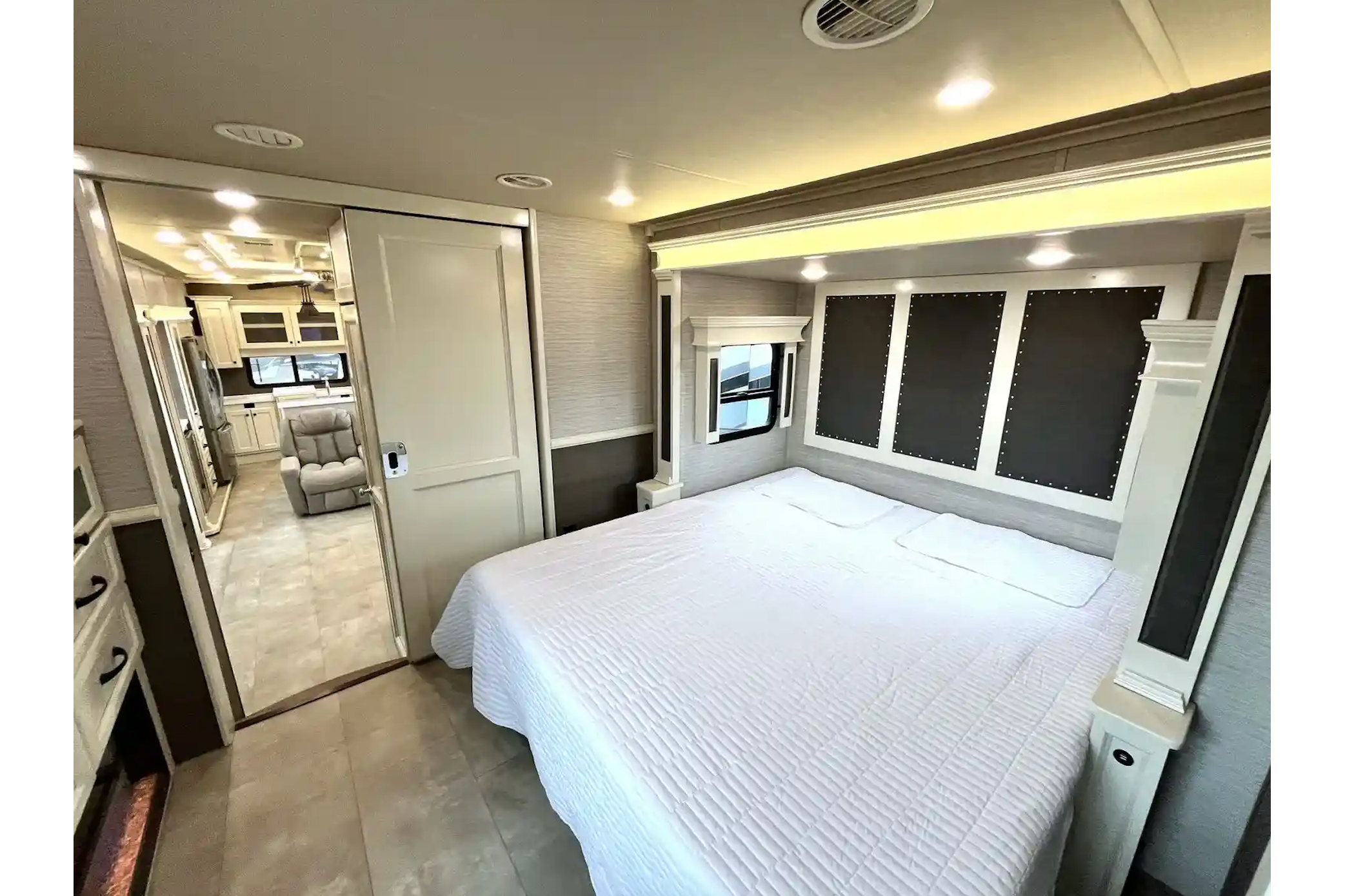 BEACON Upscale w/ King Bed, Residential Kitchen 1.5 Baths & W/D