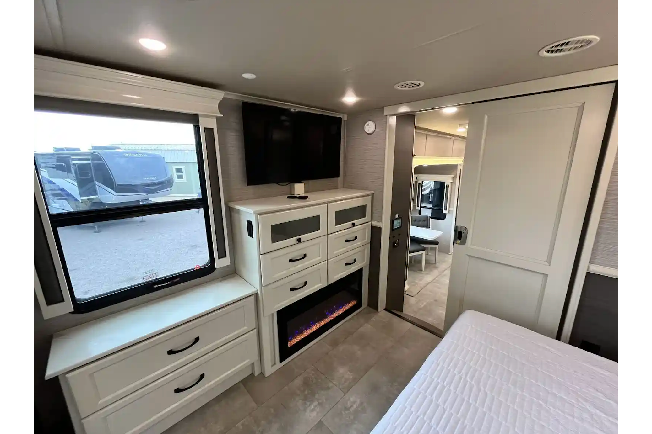 BEACON Upscale w/ King Bed, Residential Kitchen 1.5 Baths & W/D