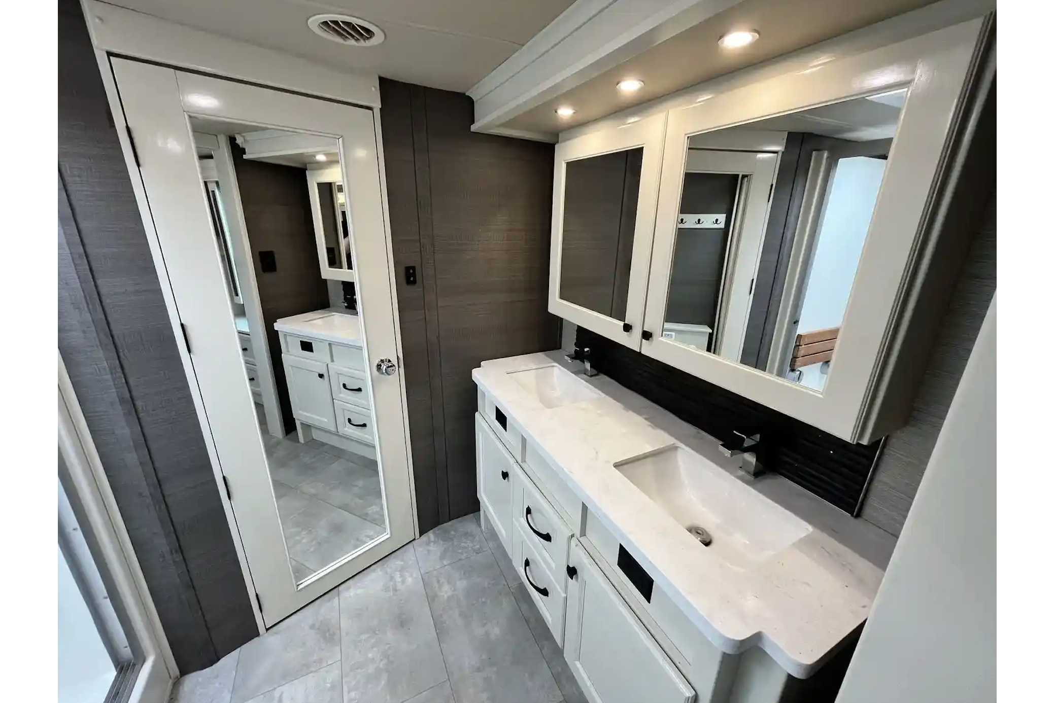 BEACON Upscale w/ King Bed, Residential Kitchen 1.5 Baths & W/D