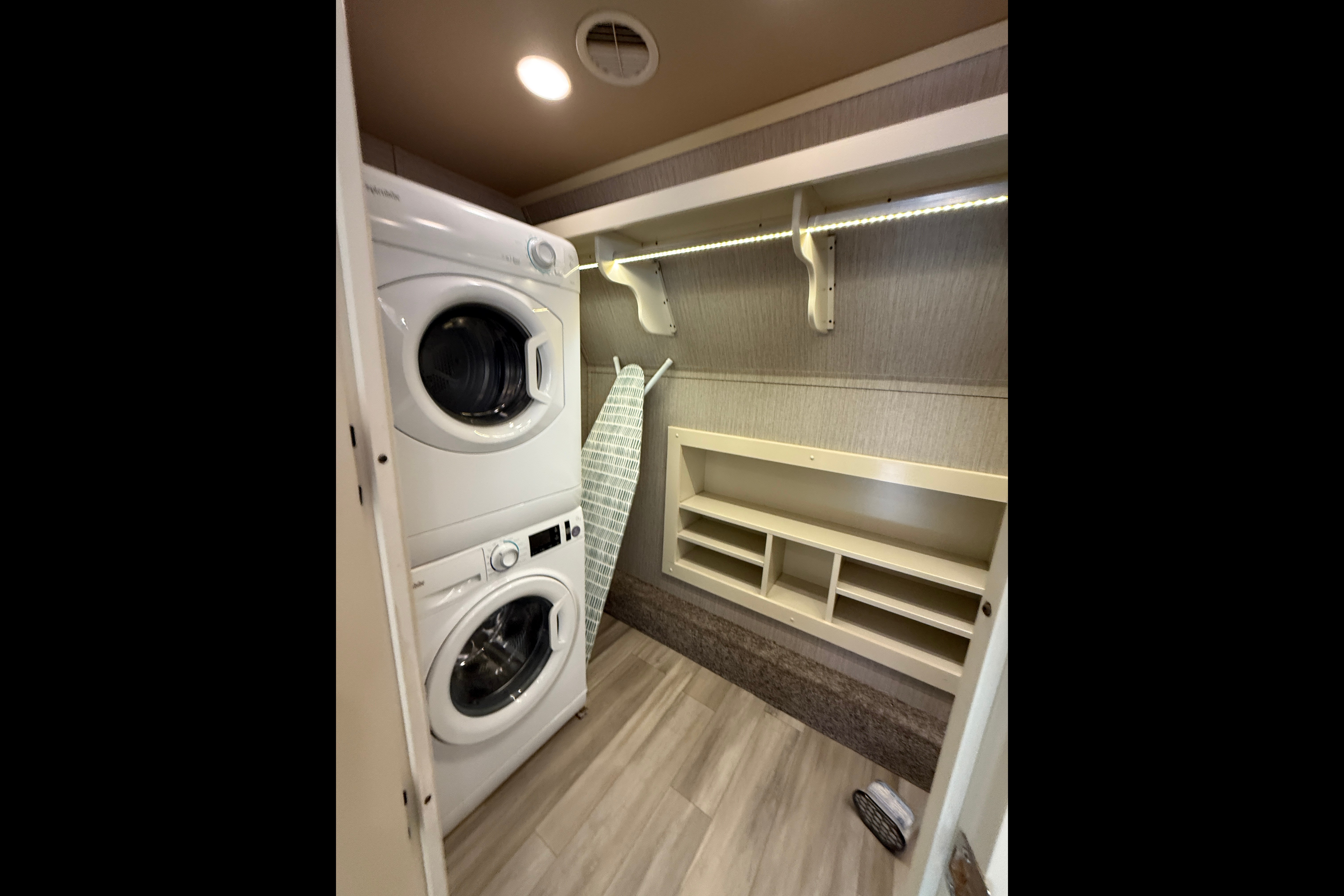 BEACON Upscale w/ King Bed, Residential Kitchen 1.5 Baths & W/D