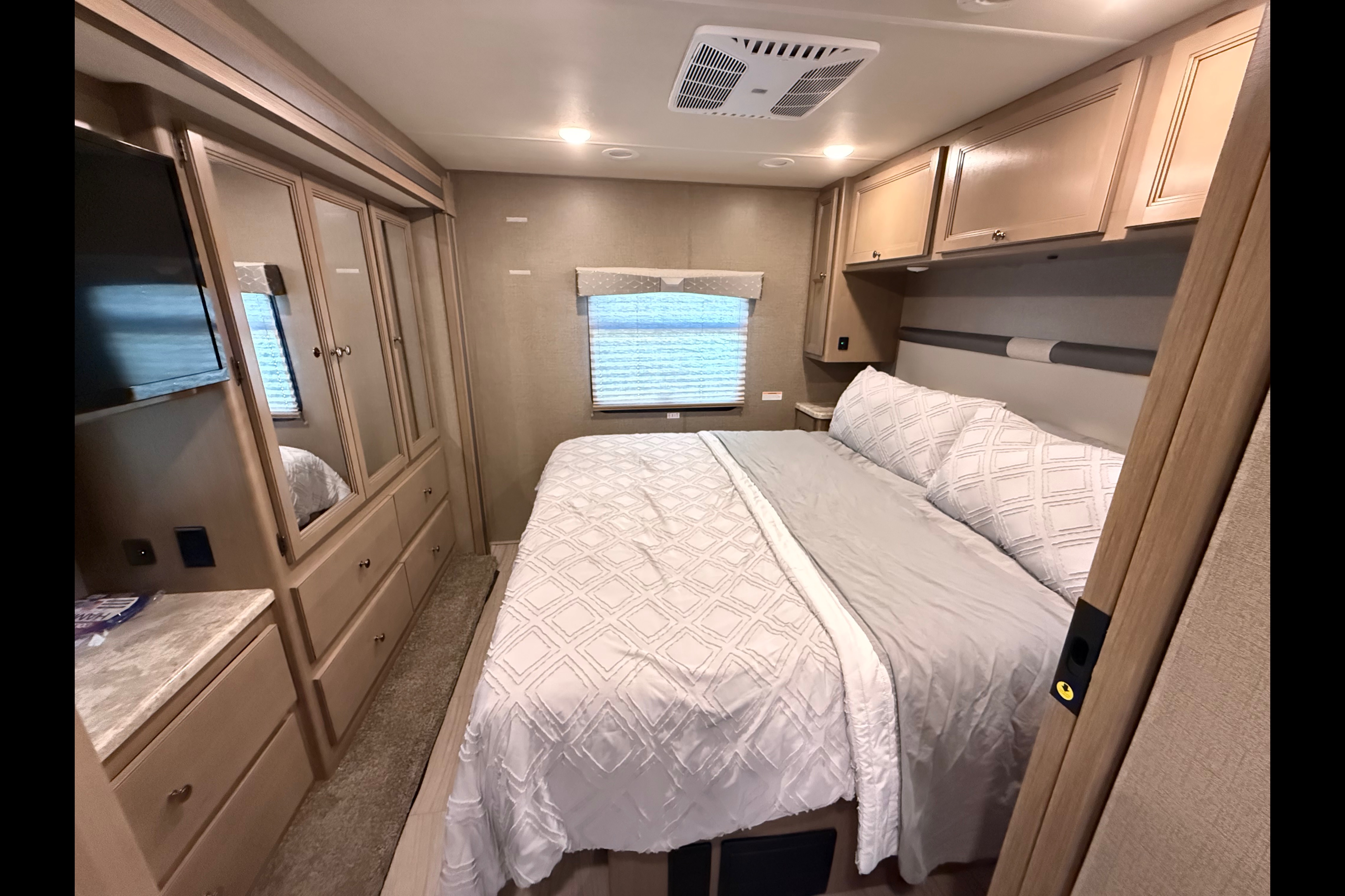 Family Motorhome at Sun Outdoors Sleeps 8! RV stays on Annual Lot
