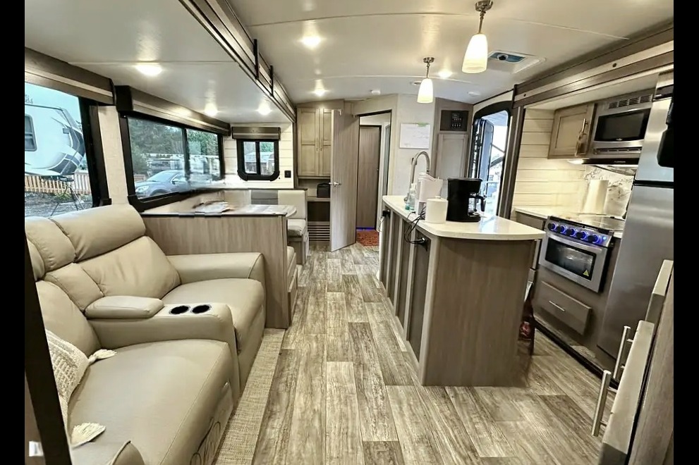 Expedition- 38 ft 2 Bedroom 1.5 bath Luxury 4 season Loaded Travel Trailer