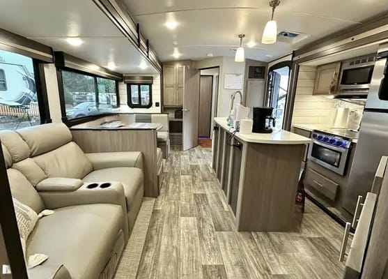 Expedition- 38 ft 2 Bedroom 1.5 bath Luxury 4 season Loaded Travel Trailer