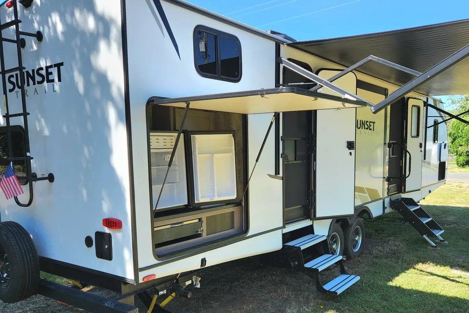 Expedition- 38 ft 2 Bedroom 1.5 bath Luxury 4 season Loaded Travel Trailer