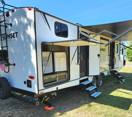 Expedition- 38 ft 2 Bedroom 1.5 bath Luxury 4 season Loaded Travel Trailer