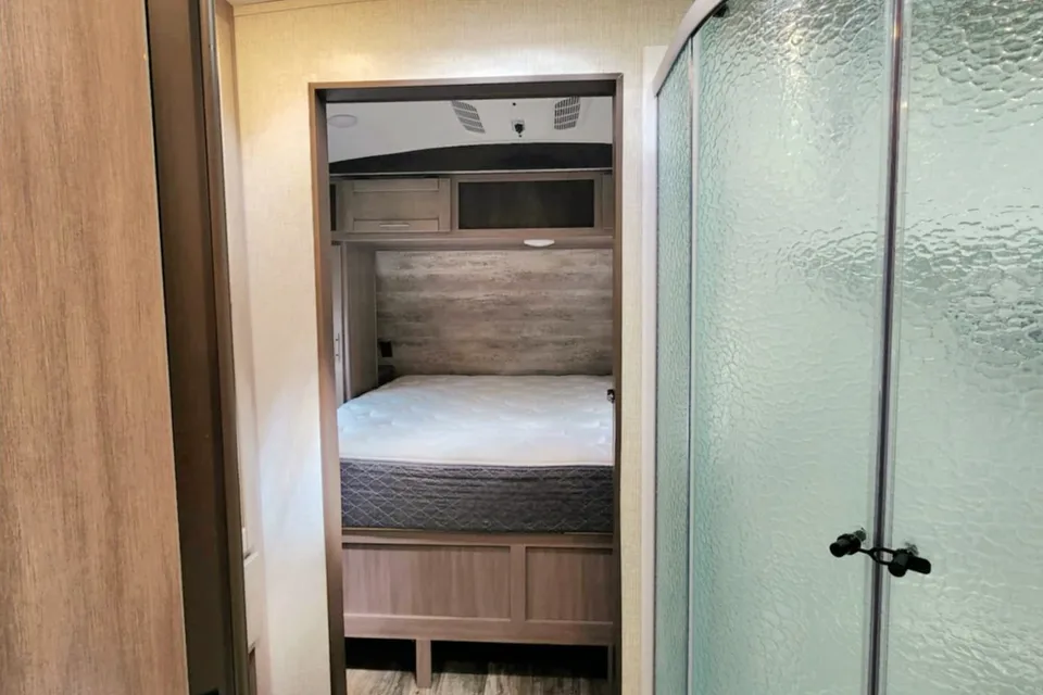 Expedition- 38 ft 2 Bedroom 1.5 bath Luxury 4 season Loaded Travel Trailer