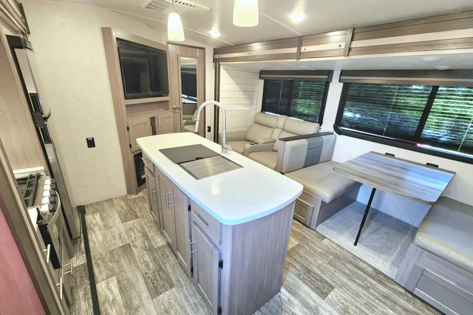 Expedition- 38 ft 2 Bedroom 1.5 bath Luxury 4 season Loaded Travel Trailer