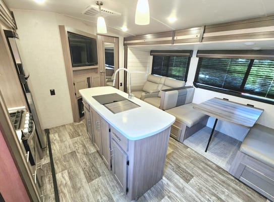 Expedition- 38 ft 2 Bedroom 1.5 bath Luxury 4 season Loaded Travel Trailer